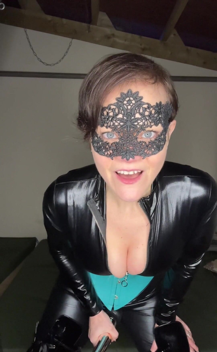 Queen-Lucy: Aku sangat menikmati bermain dengan catsuitku