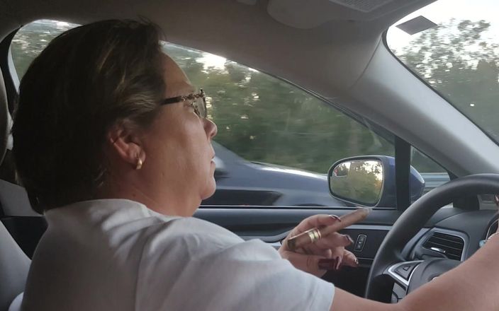 Smoking Dawn: Zigarren-exhibitionistin dawn auf der autobahn