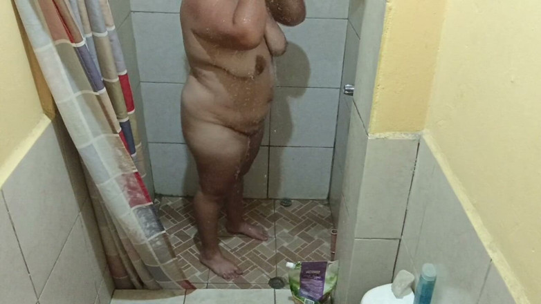 Stepmom_with_big_tits: Этот душ закончился очень горячим, потому что моя грудь была так хорошо