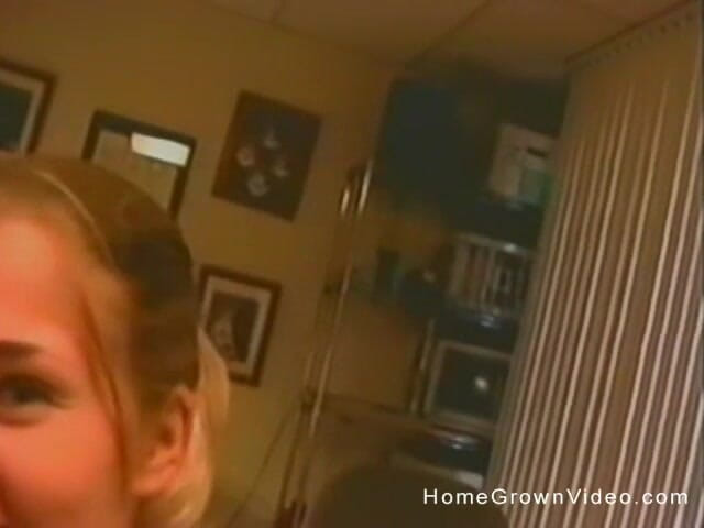 Homegrown Amateurs: Blonda cu țâțe mici Samantha suge o pulă rea