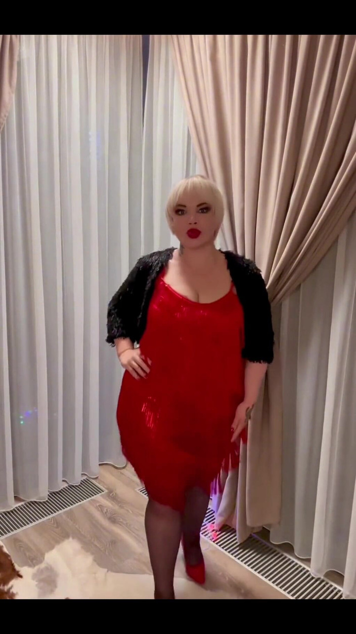 KarmenMilf: Apakah baju yang indah siap untuk liburan?