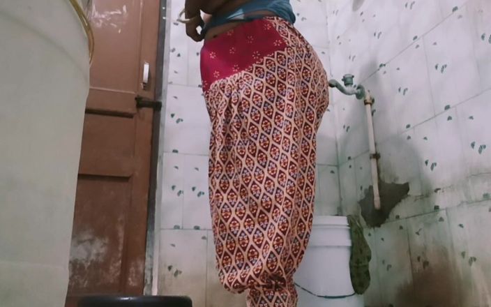 Yourgeeta8899: आज मुझे अपनी बड़ी बहन को नग्न नहाते हुए देखने में मज़ा आया, उसने अपने बड़े स्तनों को दबाया और उसकी चूत में उंगली करके बहुत मज़ा आया