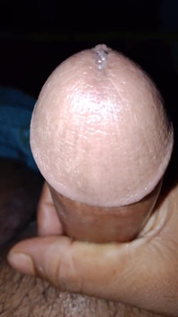 Nesezdaný chlapec hand shacking 2025