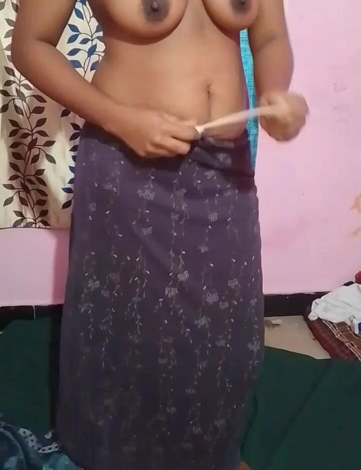 Villageammu18: 热辣的乡村女孩换衣服