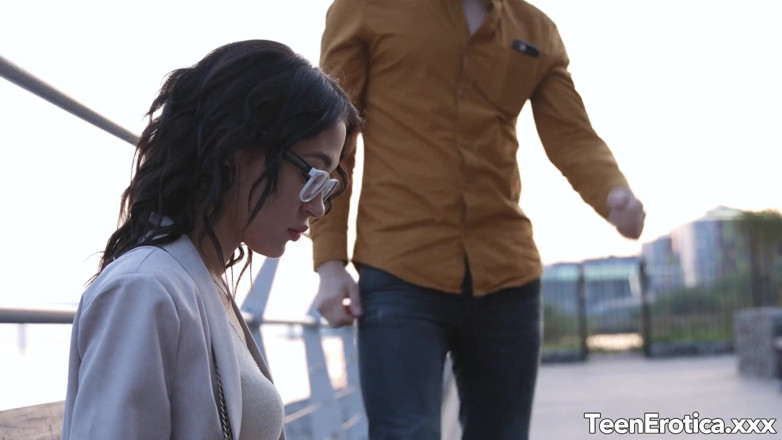 Teen Erotica XXX: Niesamowita nastolatka Kris Foxx uwodzi faceta, którego właśnie spotkała swoimi...
