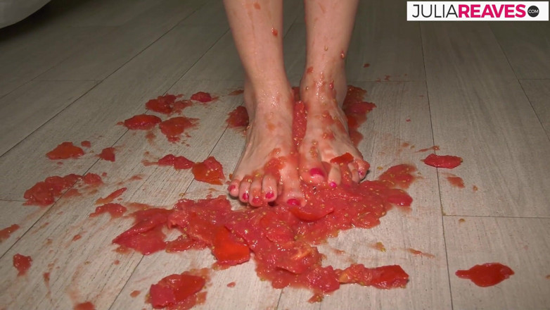 Kinky Bitches: She makes tomato juice naked and gets horny while doing...
