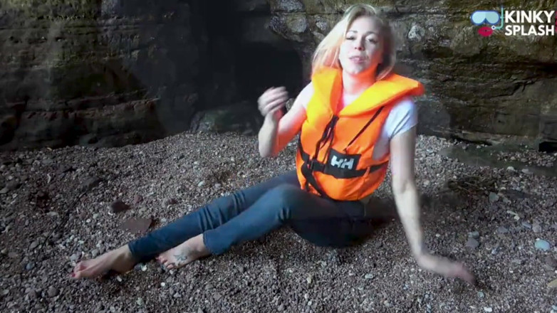 UKCuteGirl Lucy Lauren: Kamizelki ratunkowe i dżinsy na plaży