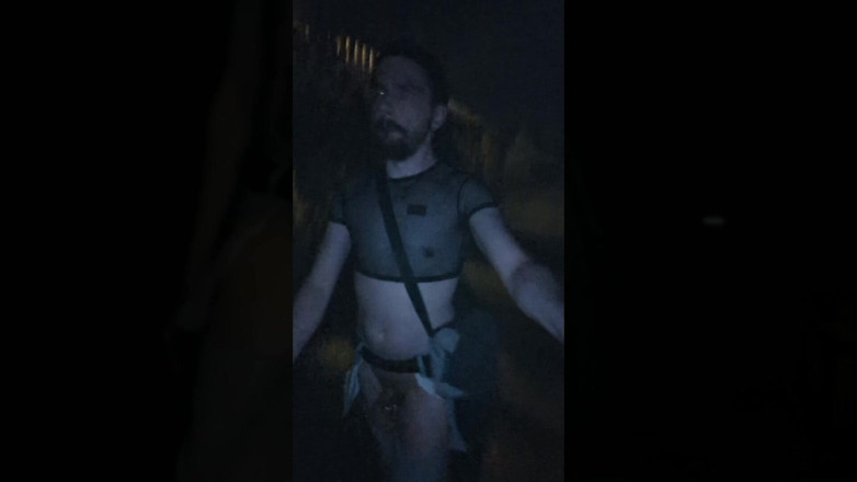 kinkygaynudist: Umblă singur noaptea - dar știe că cineva se uită