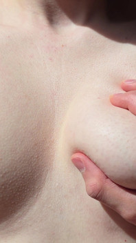 Er spielt mit meinen heißen titten und kommt nach einem sinnlichen handjob auf sie!
