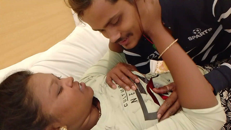 Tamil Couple Porn Videos: คนรักวิทยาลัย Desi สุดฮอตโดนจับได้ในเย็ดส่วนตัว mms