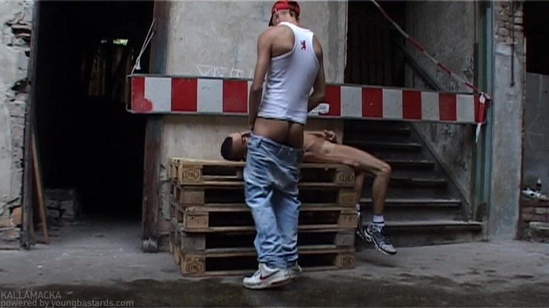 Young Bastards: Weiße nikes scally ficker