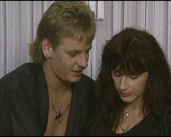 Enjoy German porn: Une Allemande parfaite à la chatte percée chevauche son amant