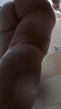 Mijn schoonmoeder neemt zichzelf op onder de douche om me te verleiden - deel 2