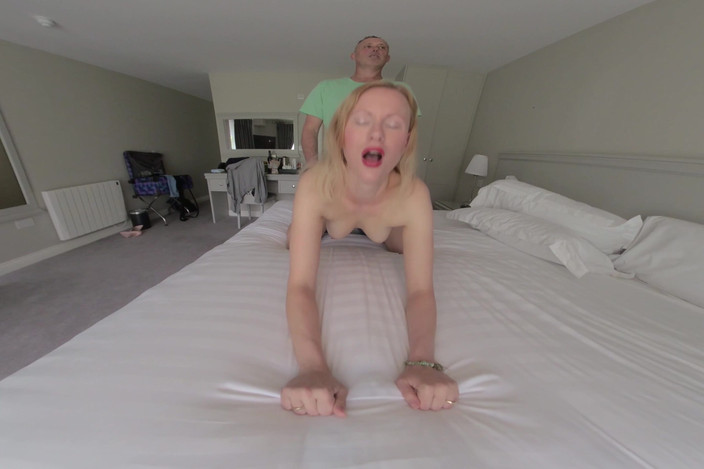 BlondeHexe VR: Blondă germană prinde proprietarul masturbându-se