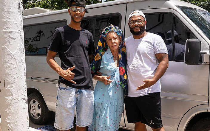 MaturePickup: Tätowierte 81-jährige oma doppelpenetriert beim vanfahren