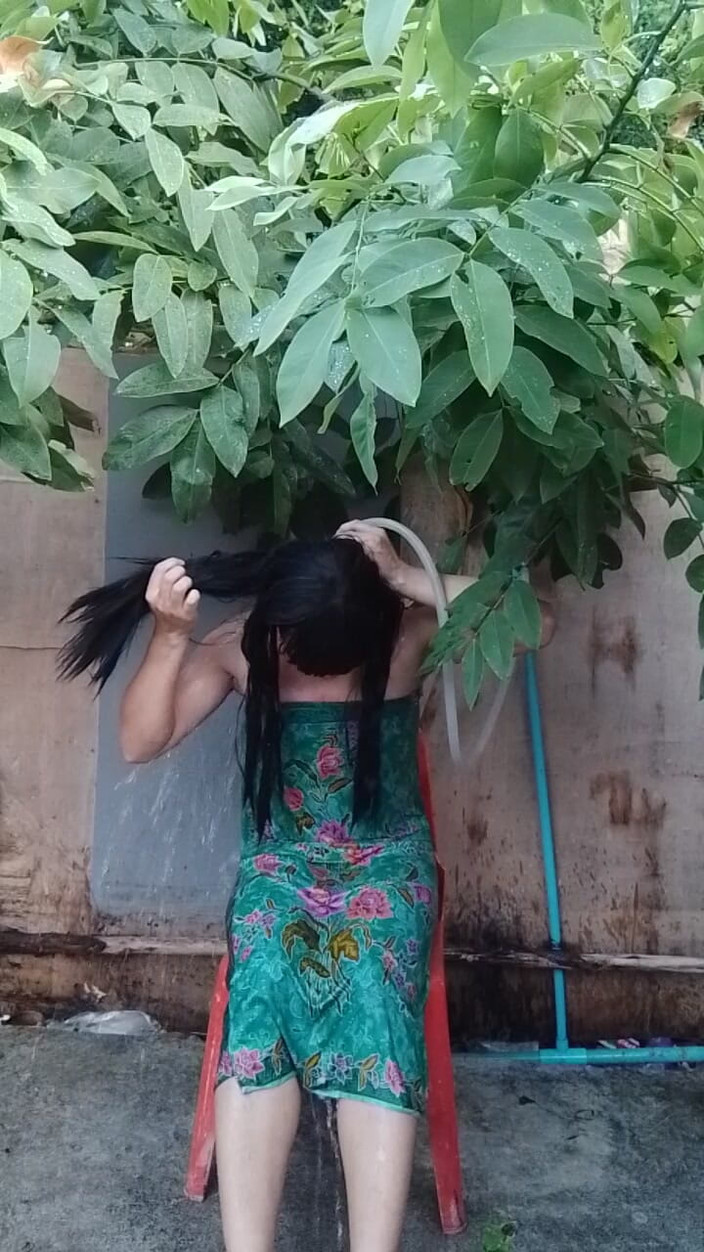 Fampfy Nana: Sprchování venku a natáčení