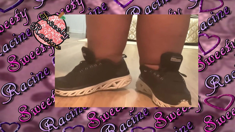 Sweety Racine: Ebony SSBBW předvádí velké nohy v teniskách