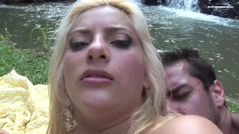 Double Trouble: Deux filles sexy se font baiser près d'une cascade