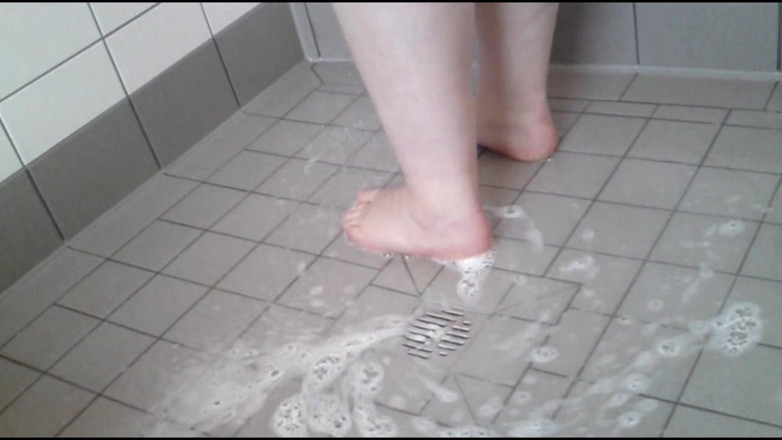 NylonjungeCarmen: Ella se ducha en mi apartamento - parte 1