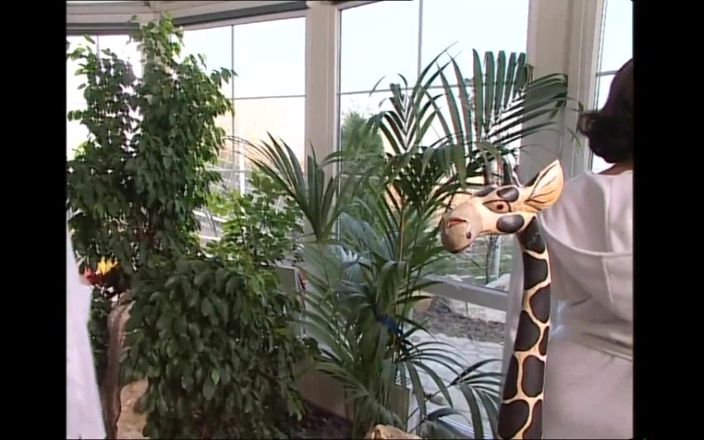 Vintage megastore: Massaggio lesbico e scopata con un grosso cazzo pef bella...