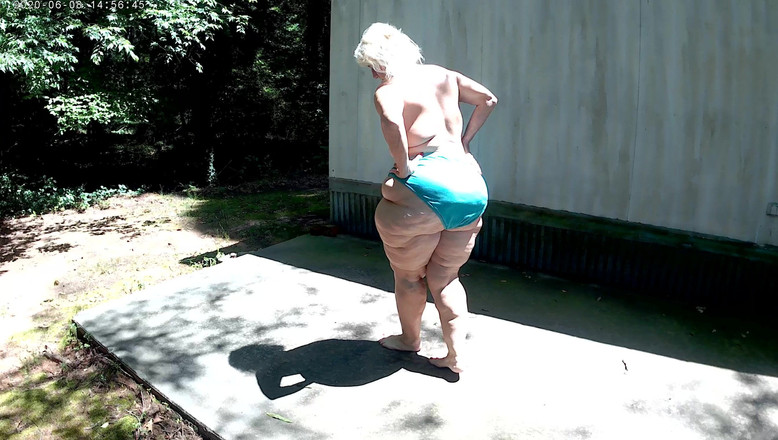 Amber Connors: Dana fait pipi