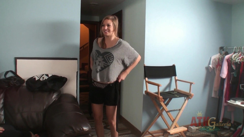 ATKIngdom: 可爱的新人莫莉猎人的第一次 atk 拍摄的幕后花絮