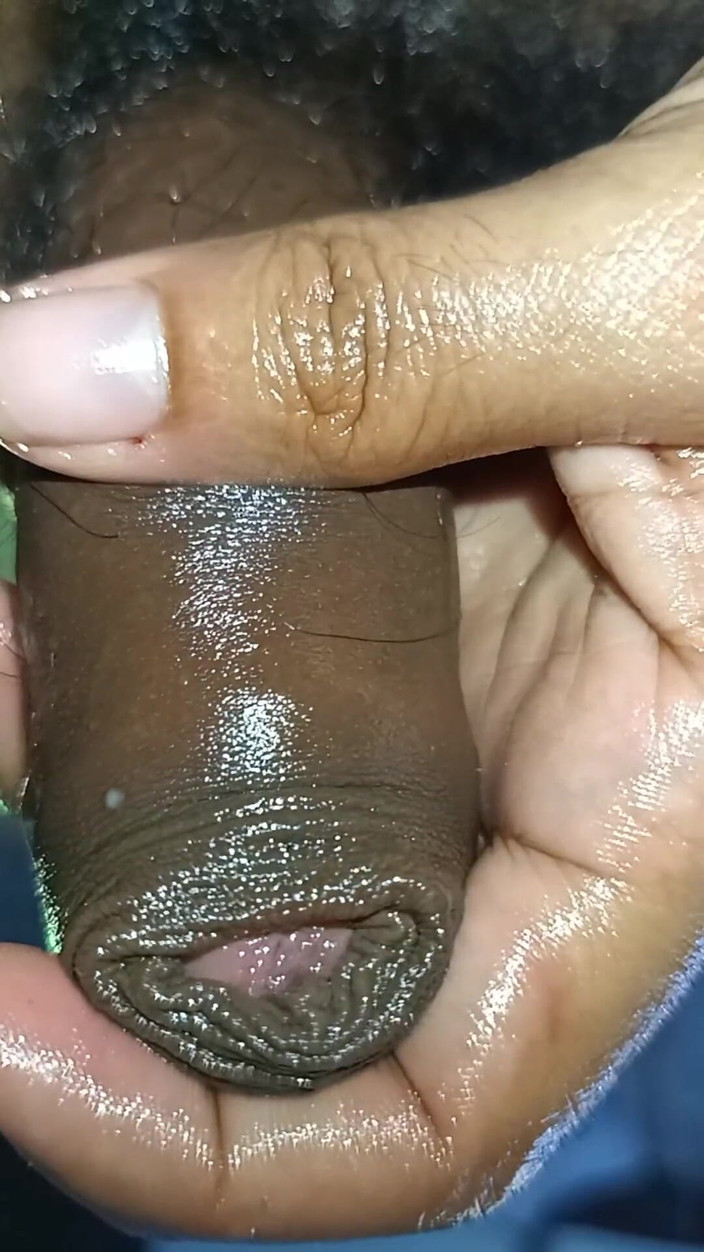 Tommhot: Compilation de beaucoup d’urine - bite non circoncise en train d’uriner