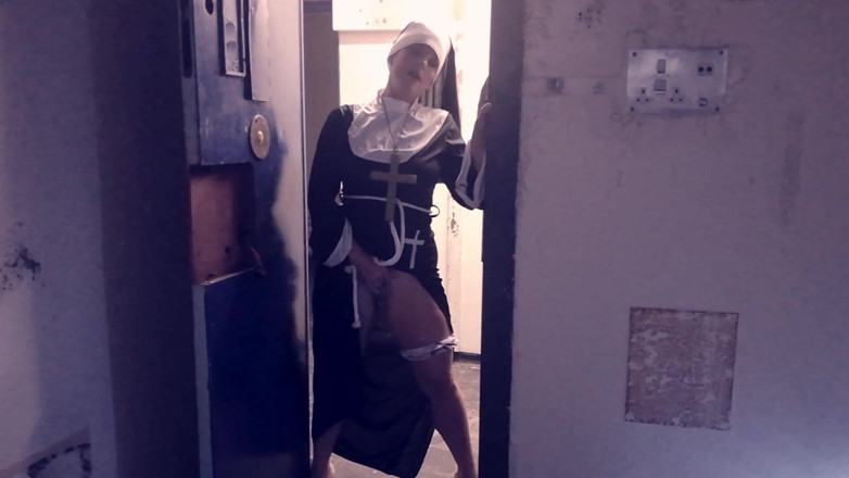 Kylie Britain Adventures: La monja Kylie es follada