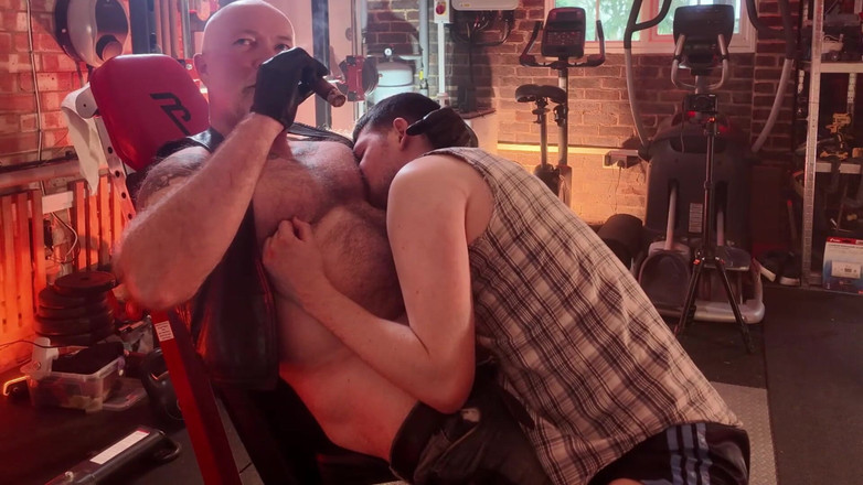 Bob Steel: Orso Stuart E Bob Cigar Fumano Le Scopano