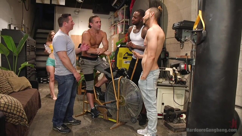 Hardcore Gangbang by Kink: Ella Nova被继兄弟和他的朋友性交