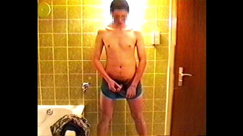 Mark Hannes: Cewek ini lagi asik masturbasi sambil kencing di depan kamera...