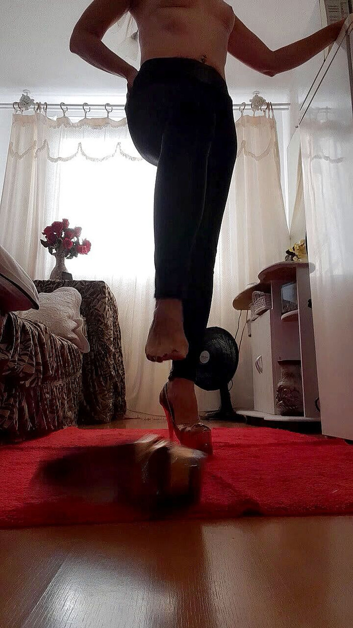 Stefany karoliny: 아름다운 하이힐을 신고 미끄러질 수 있도록 밝은 다리 바지를 입은 스테파니 카롤리니