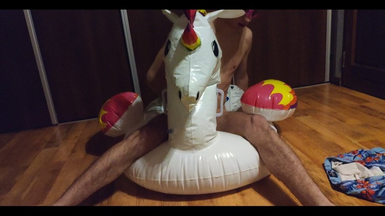Floatie Boy: Suchý hrb na mém nafukovacím jednorožci