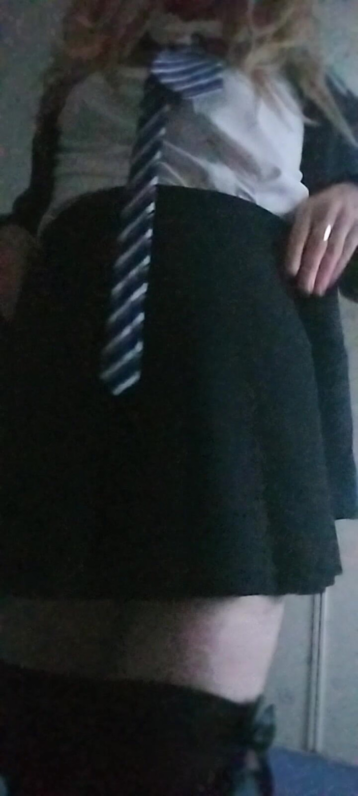 Cindy Belfast: Universitária Cindy goza de uniforme