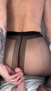 Rajstopy MILF daje footjob i błaga o anal