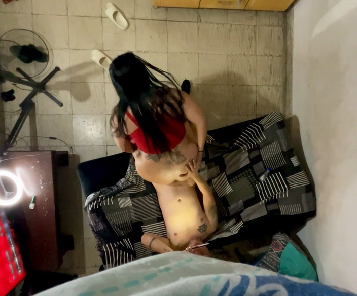 Monozion: Велика дружина сидить з чоловіком у червоних стрінгах