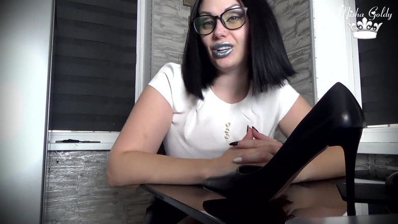 Goddess Misha Goldy: Terli naylon ayaklarımı kokla küçük kadın kılıklı!