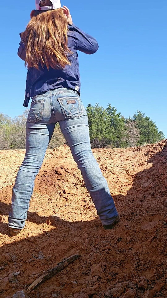 NaughtyRedFarmgirl: حمراء الشعر تتناك طيزها وكسها وترش في كل مكان