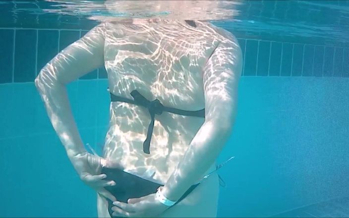 Maria Old: Nenek hot pamer memek pakai bikini di bawah air