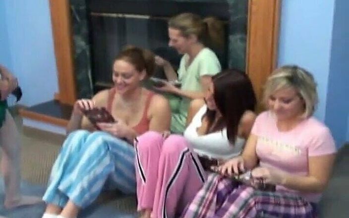 Radical Lesbian: Accueil, partouze, orgie - vidéo maison lesbienne
