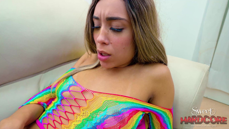 Nasty couples studio: Dua perempuan jalang di sofa: pantat mereka akan dipecahkan