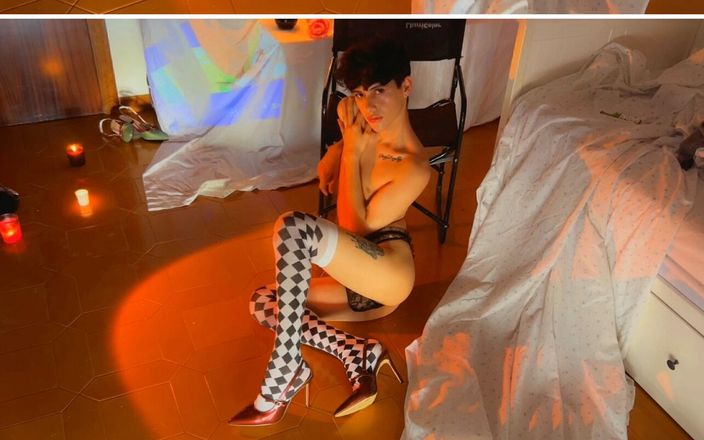Artesensual: Teateral femboy dengan sepatu hak tinggi &amp; stoking harlequin - candles &amp; getaran...
