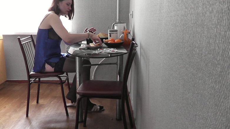 Assol: Милая Девушка. Сексуальная Assol В Эротическом Белье Пеньюаре И Чулках Делает Кофе На Кухне. Фетиш. Эротика Красивой Женщины Иде