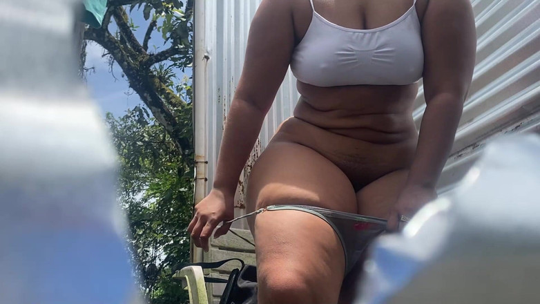 malesabenatiastar: Estande mostra bunda grande na praia do Brasil