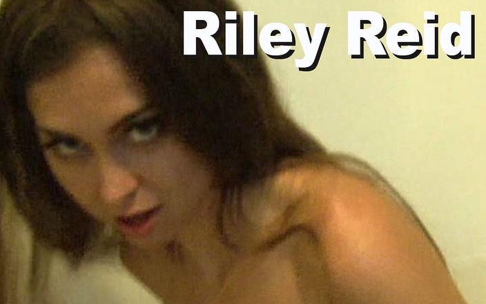 Edge Interactive Publishing: Riley Reid fait pipi dans la salle de bain