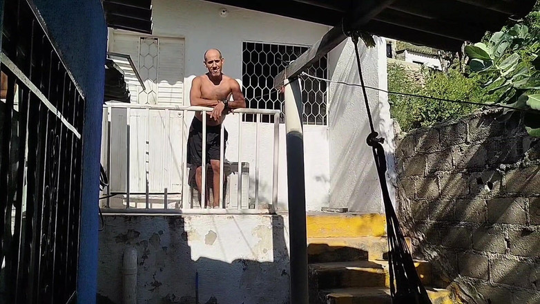 Adribella69: Tombul latin yaşlı komşusuyla sert seks yapıyor, ona spermle doldurması...