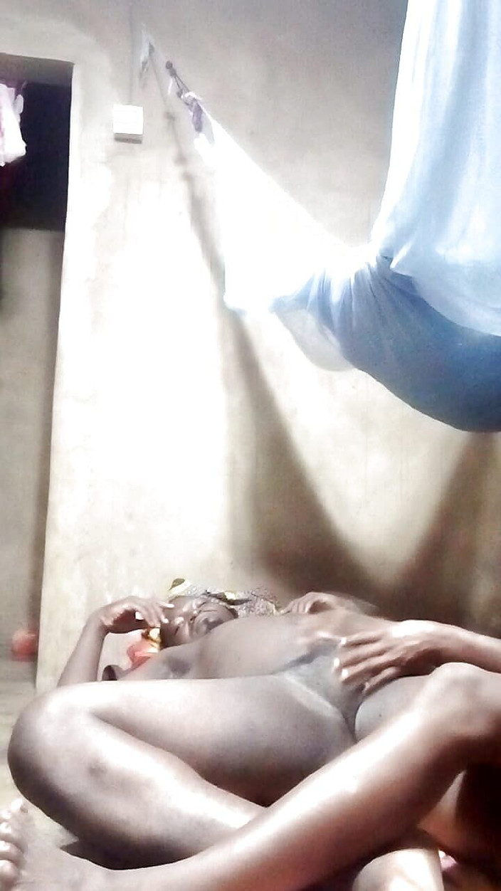 Pornsexlive: El video de una pareja africana follando delante de la...