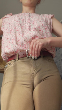 Niegrzeczny kolega pokazując cipkę Wedgie