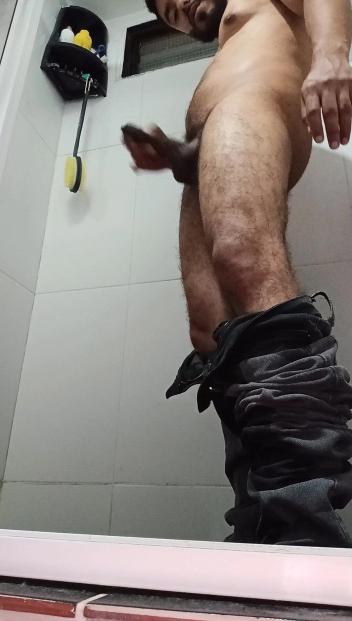 Tommhot: Urinating in Dark Jeans