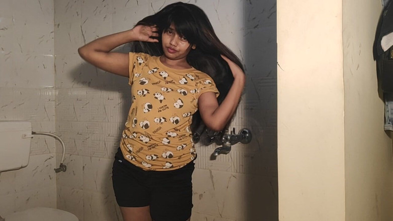 Alia Advani: Awek India seksi Alia Advani mengusik mandi basah